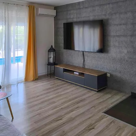 Three-bedroom In Vinjani Gornji *