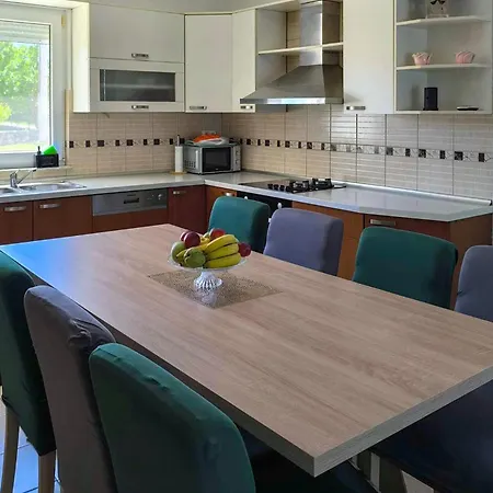 Three-bedroom In Vinjani Gornji *