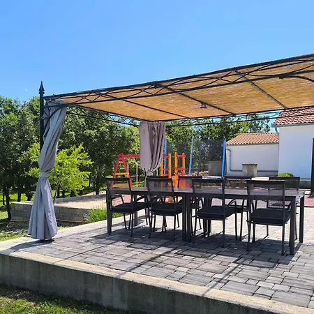 Three-bedroom In Vinjani Gornji