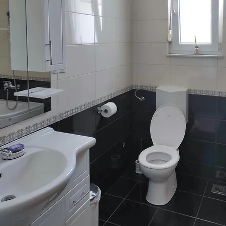 Three-bedroom In Vinjani Gornji