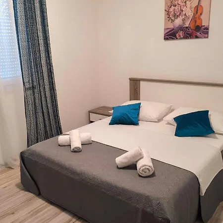 Three-bedroom In Vinjani Gornji *