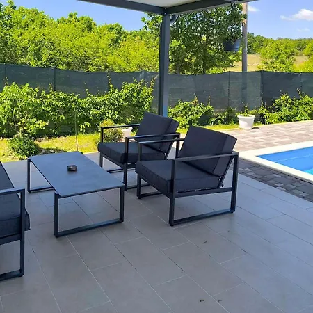 Three-bedroom In Vinjani Gornji