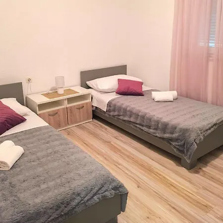 Three-bedroom In Vinjani Gornji 度假居 *