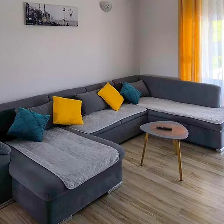 Three-bedroom In Vinjani Gornji *